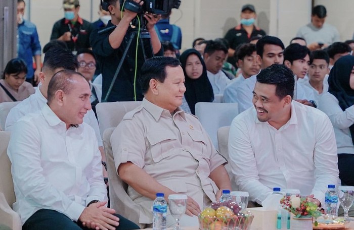 Keseruan Bobby Nasution Saat Makan Duren hingga Seruput Kopi Keseruan Bobby Nasution Saat Makan Duren hingga Seruput Kopi