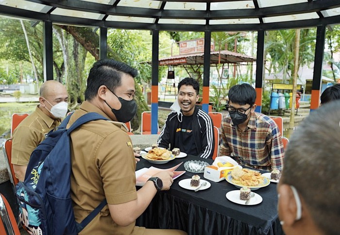 Keseruan Bobby Nasution Saat Makan Duren hingga Seruput Kopi Keseruan Bobby Nasution Saat Makan Duren hingga Seruput Kopi