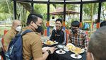 Keseruan Bobby Nasution Saat Makan Duren hingga Seruput Kopi