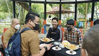 Dalam kegiatan yang bersangkutan dengan pekerjaanya, Wali Kota Medan ini juga sering terlihat momen serunya saat hadir di acara sambil mencicipi beberapa makanan dan minuman. Foto: Instagram @bobbynst