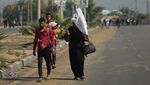Kibarkan Bendera Putih, Ribuan Warga Gaza Mencari Tempat Berlindung
