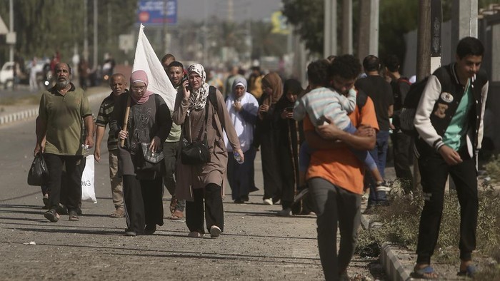 Palestinians flee Gaza City to the southern Gaza Strip on Salah al-Din street in Bureij, Tuesday, Nov. 7, 2023. (AP Photo/Mohammed Dahman)