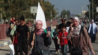 Sekitar 1,24 mil (2 kilometer) jalur di koridor tersebut, yang konon diperuntukkan bagi evakuasi, telah mengalami kerusakan parah akibat serangan Israel, sehingga hampir mustahil bagi kendaraan untuk melewatinya. REUTERS/Ahmed Zakot  