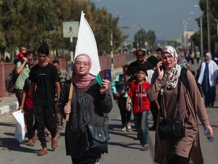 Kibarkan Bendera Putih, Ribuan Warga Gaza Mencari Tempat Berlindung