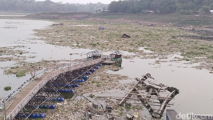 Kolam Jaring Apung di Waduk Jangari Rusak