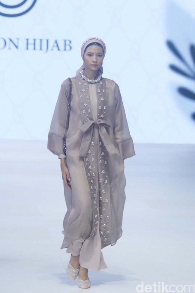 Fashion show koleksi 4Season Hijab di Jakarta Fashion Week 2024, Pondok Indah Mal 3, Jakarta Selatan, Sabtu [28/10/2023]. Foto: Mohammad Abduh/detikcom.