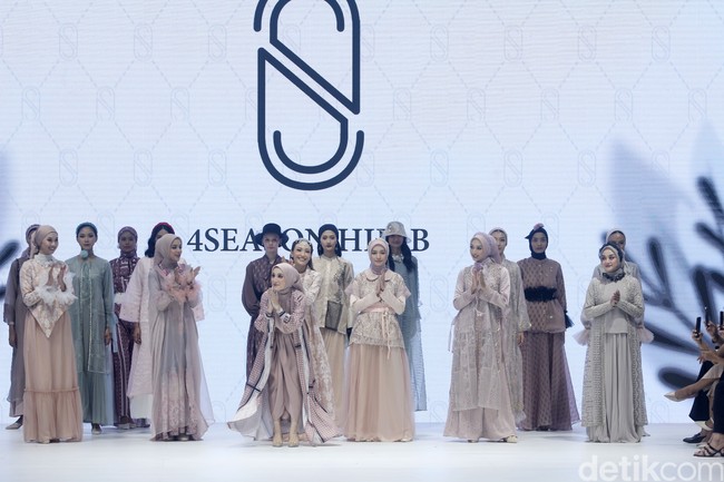 Fashion show koleksi 4Season Hijab di Jakarta Fashion Week 2024, Pondok Indah Mal 3, Jakarta Selatan, Sabtu [28/10/2023]. Foto: Mohammad Abduh/detikcom.