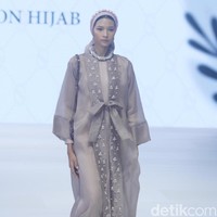 Fashion show koleksi 4Season Hijab di Jakarta Fashion Week 2024, Pondok Indah Mal 3, Jakarta Selatan, Sabtu [28/10/2023]. Foto: Mohammad Abduh/detikcom.