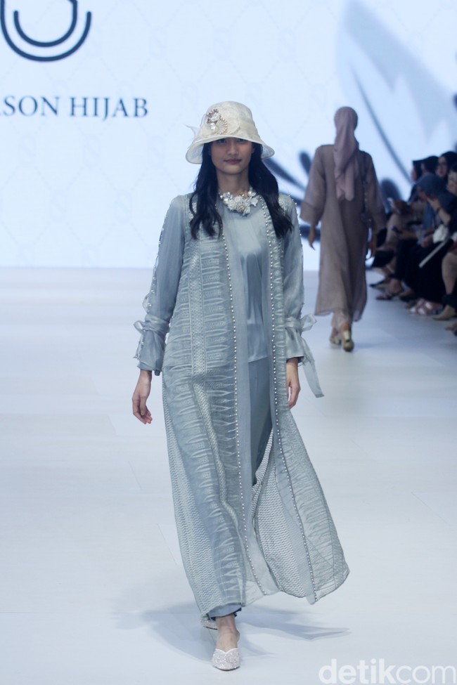 Fashion show koleksi 4Season Hijab di Jakarta Fashion Week 2024, Pondok Indah Mal 3, Jakarta Selatan, Sabtu [28/10/2023]. Foto: Mohammad Abduh/detikcom.