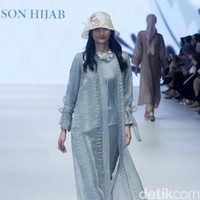 Fashion show koleksi 4Season Hijab di Jakarta Fashion Week 2024, Pondok Indah Mal 3, Jakarta Selatan, Sabtu [28/10/2023]. Foto: Mohammad Abduh/detikcom.