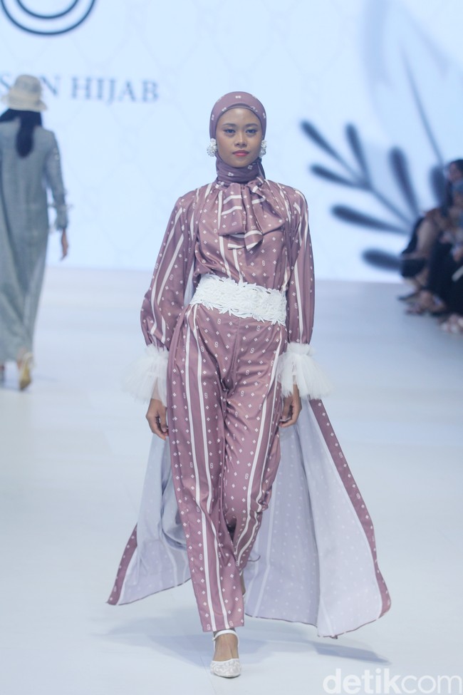Fashion show koleksi 4Season Hijab di Jakarta Fashion Week 2024, Pondok Indah Mal 3, Jakarta Selatan, Sabtu [28/10/2023]. Foto: Mohammad Abduh/detikcom.