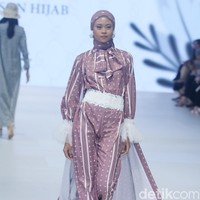 Fashion show koleksi 4Season Hijab di Jakarta Fashion Week 2024, Pondok Indah Mal 3, Jakarta Selatan, Sabtu [28/10/2023]. Foto: Mohammad Abduh/detikcom.