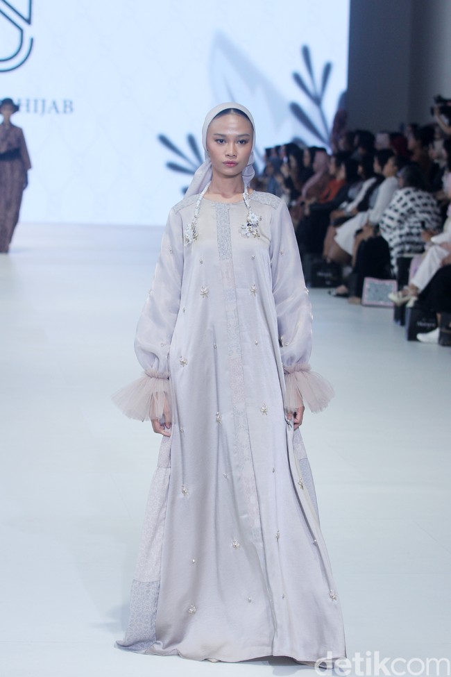 Fashion show koleksi 4Season Hijab di Jakarta Fashion Week 2024, Pondok Indah Mal 3, Jakarta Selatan, Sabtu [28/10/2023]. Foto: Mohammad Abduh/detikcom.