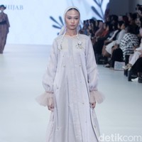 Fashion show koleksi 4Season Hijab di Jakarta Fashion Week 2024, Pondok Indah Mal 3, Jakarta Selatan, Sabtu [28/10/2023]. Foto: Mohammad Abduh/detikcom.