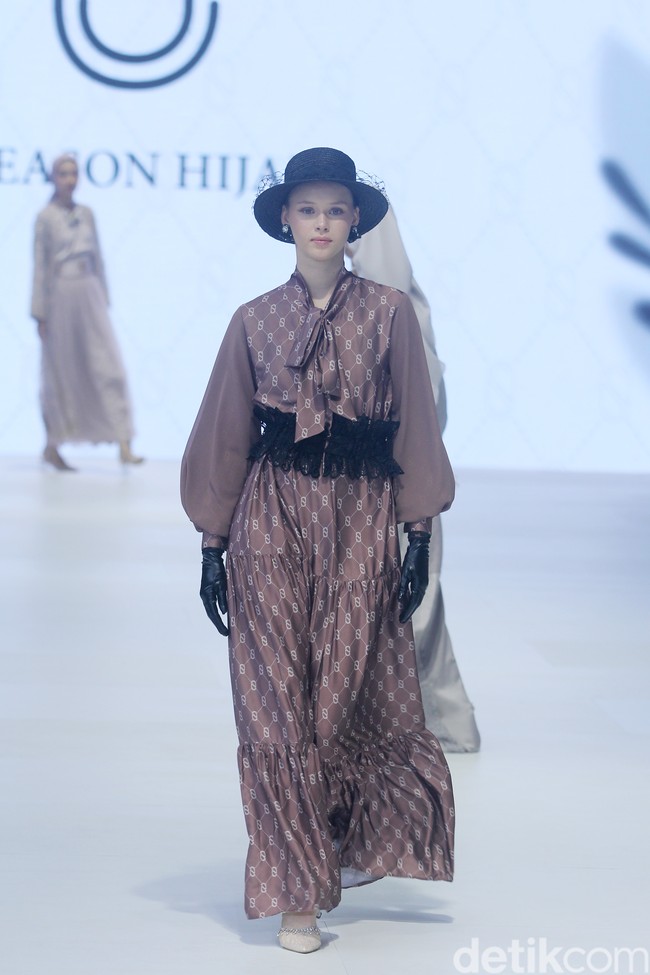Fashion show koleksi 4Season Hijab di Jakarta Fashion Week 2024, Pondok Indah Mal 3, Jakarta Selatan, Sabtu [28/10/2023]. Foto: Mohammad Abduh/detikcom.
