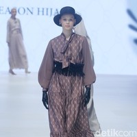 Fashion show koleksi 4Season Hijab di Jakarta Fashion Week 2024, Pondok Indah Mal 3, Jakarta Selatan, Sabtu [28/10/2023]. Foto: Mohammad Abduh/detikcom.