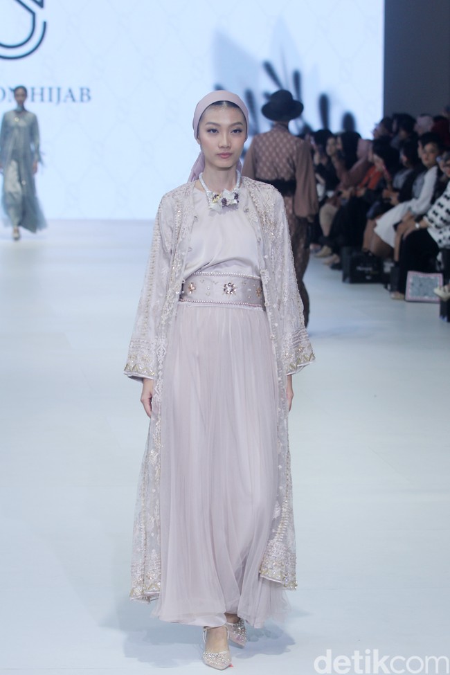 Fashion show koleksi 4Season Hijab di Jakarta Fashion Week 2024, Pondok Indah Mal 3, Jakarta Selatan, Sabtu [28/10/2023]. Foto: Mohammad Abduh/detikcom.