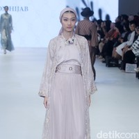 Fashion show koleksi 4Season Hijab di Jakarta Fashion Week 2024, Pondok Indah Mal 3, Jakarta Selatan, Sabtu [28/10/2023]. Foto: Mohammad Abduh/detikcom.