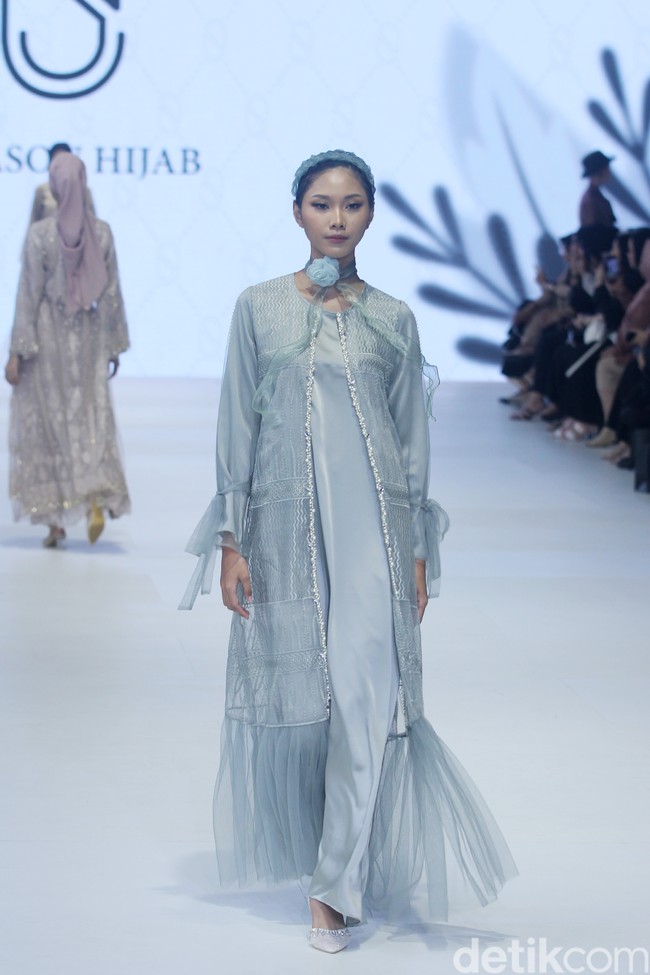 Fashion show koleksi 4Season Hijab di Jakarta Fashion Week 2024, Pondok Indah Mal 3, Jakarta Selatan, Sabtu [28/10/2023]. Foto: Mohammad Abduh/detikcom.