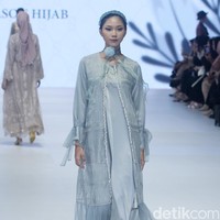 Fashion show koleksi 4Season Hijab di Jakarta Fashion Week 2024, Pondok Indah Mal 3, Jakarta Selatan, Sabtu [28/10/2023]. Foto: Mohammad Abduh/detikcom.