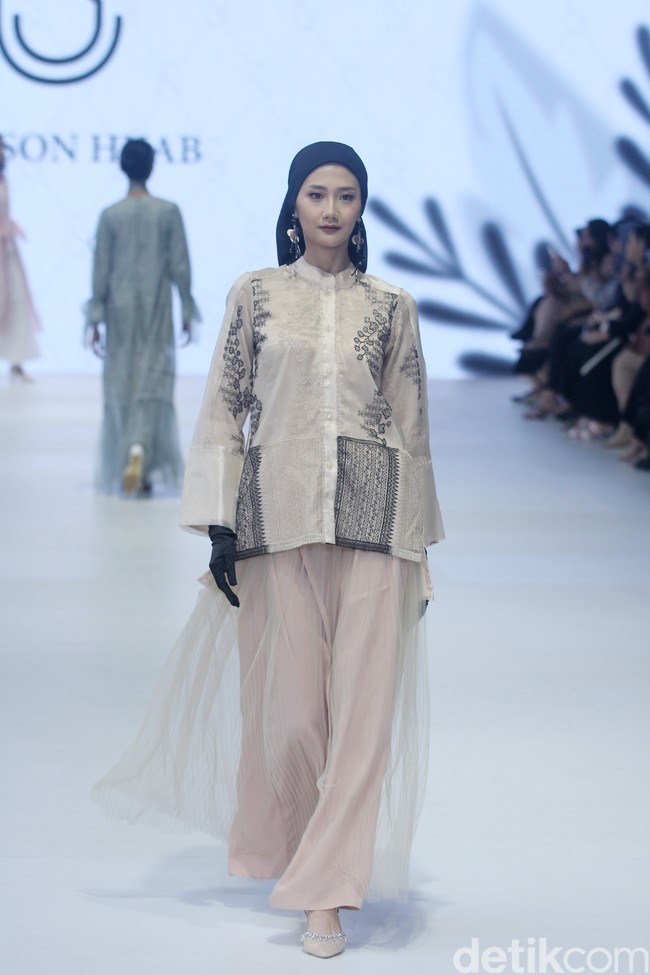 Fashion show koleksi 4Season Hijab di Jakarta Fashion Week 2024, Pondok Indah Mal 3, Jakarta Selatan, Sabtu [28/10/2023]. Foto: Mohammad Abduh/detikcom.