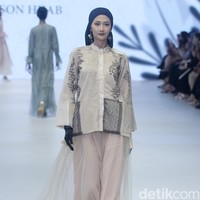 Fashion show koleksi 4Season Hijab di Jakarta Fashion Week 2024, Pondok Indah Mal 3, Jakarta Selatan, Sabtu [28/10/2023]. Foto: Mohammad Abduh/detikcom.