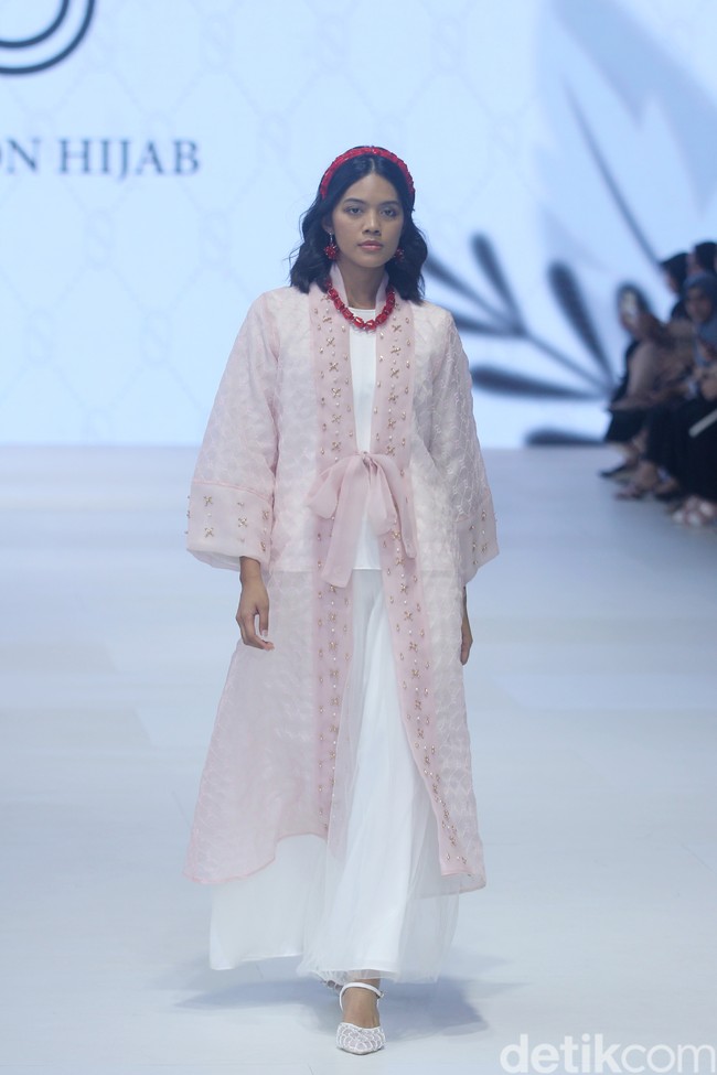 Fashion show koleksi 4Season Hijab di Jakarta Fashion Week 2024, Pondok Indah Mal 3, Jakarta Selatan, Sabtu [28/10/2023]. Foto: Mohammad Abduh/detikcom.