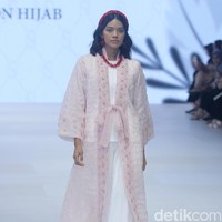 Fashion show koleksi 4Season Hijab di Jakarta Fashion Week 2024, Pondok Indah Mal 3, Jakarta Selatan, Sabtu [28/10/2023]. Foto: Mohammad Abduh/detikcom.