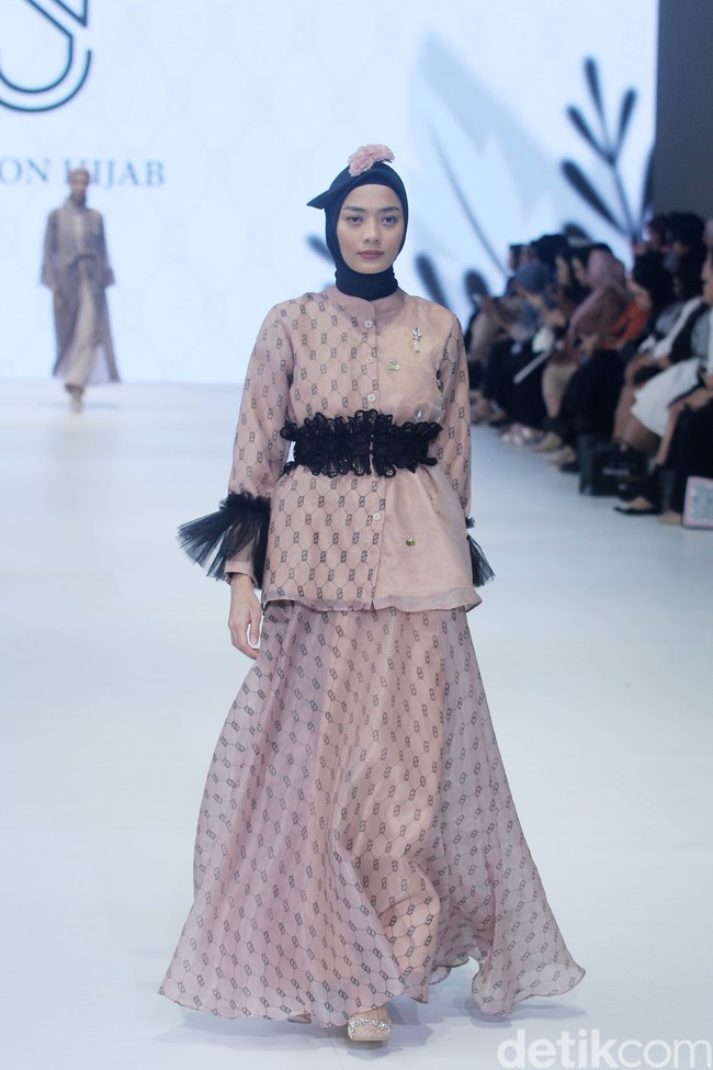 Fashion show koleksi 4Season Hijab di Jakarta Fashion Week 2024, Pondok Indah Mal 3, Jakarta Selatan, Sabtu [28/10/2023]. Foto: Mohammad Abduh/detikcom.