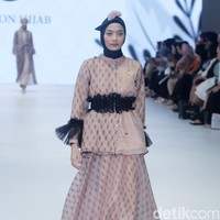 Fashion show koleksi 4Season Hijab di Jakarta Fashion Week 2024, Pondok Indah Mal 3, Jakarta Selatan, Sabtu [28/10/2023]. Foto: Mohammad Abduh/detikcom.