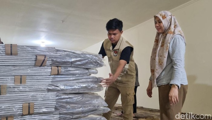 Komisioner KPU Luwu Timur saat memeriksa kotak suara yang tiba di gudang logistik.