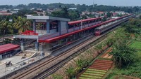 Foto udara KRL tujuan Nambo-Jakarta Kota melintas di Stasiun Pondok Rajeg yang sedan dibangun, Cibinong, Kabupaten Bogor, Jawa Barat, Rabu (8/11/2023).   