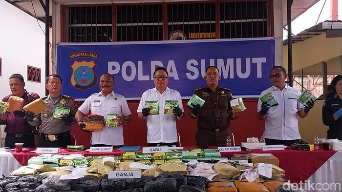 Konferensi pers kasus narkoba di Polda Sumut
