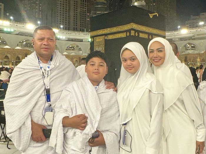 Kris Dayanti saat menjalankan ibadah umrah.