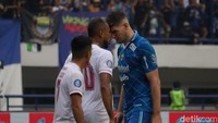 Ketegangan terjadi antara pemain Persib Bandung Nick Kuipers dan penyerang Arema FC Gustavo Almeida. (Foto: Wisma Putra/detikJabar) 