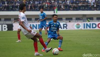 Persib Bandung ditahan imbang Arema FC di kandang dengan skor 2-2 dalam lanjutan BRI Liga 1 di Stadion Gelora Bandung Lautan Api (GBLA) Kota Bandung, Rabu (8/11/2023). 