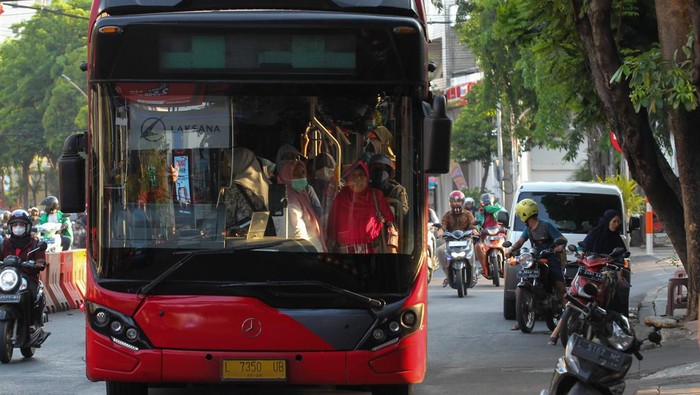 Layanan angkutan gratis Piala Dunia U-17 Bus Suroboyo berisi penumpang melintas di Jalan Basuki Rahmat, Surabaya, Jawa Timur, Rabu (8/11/2023). Pemkot Surabaya menyediakan layanan transportasi gratis bagi masyarakat yang menonton perhelatan pertandingan sepak bola Piala Dunia U-17 di Gelora Bung Tomo dengan menyediakan 110 bus yang disiapkan di sejumlah titik penjemputan di Surabaya. ANTARA FOTO/Didik Suhartono/Spt.
