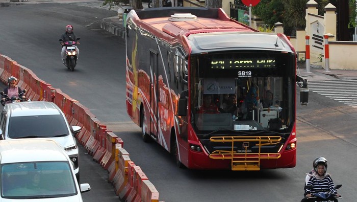 Bus Suroboyo berisi penumpang melintas di Jalan Basuki Rahmat, Surabaya, Jawa Timur, Rabu (8/11/2023). Pemkot Surabaya menyediakan layanan transportasi gratis bagi masyarakat yang menonton perhelatan pertandingan sepak bola Piala Dunia U-17 di Gelora Bung Tomo dengan menyediakan 110 bus yang disiapkan di sejumlah titik penjemputan di Surabaya. ANTARA FOTO/Didik Suhartono/Spt.