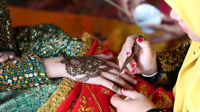Lestarikan Tradisi, Aceh Gelar Lomba Memakai Inai Peserta dari kota Lhokseumawe mengikuti lomba adat perkawinan Aceh βBouh Gacaβ atau memakai inai pada calon pengantin wanita di Banda Aceh, Aceh, Selasa (7/11/2023). Lomba memakai inai yang dilukis berbagai corak pada Pekan Kebudayaan Aceh (PKA) ke-8 merupakan salah satu upaya mempertahankan tradisi, adat dan budaya daerah warisan leluhur. ANTARA FOTO/Irwansyah Putra/foc.