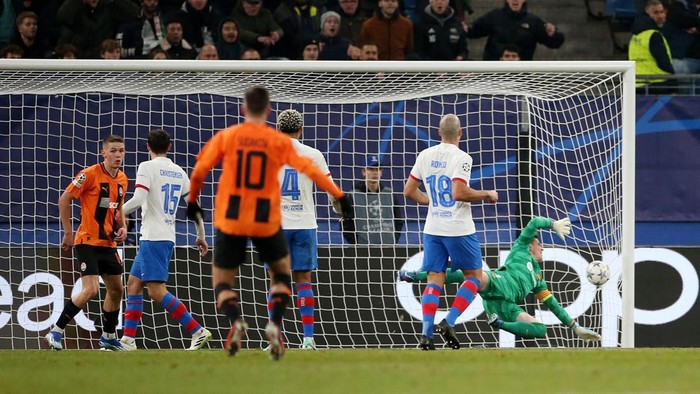 Soccer Football - Champions League - Group H - Shakhtar Donetsk v FC Barcelona - Volksparkstadion, Hamburg, Germany - November 7, 2023 Shakhtar Donetsks Danylo Sikan scores their first goal REUTERS/Cathrin Mueller