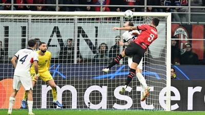 Bukan Burung, Bukan Pesawat...Ini Giroud Terbang Cetak Gol!