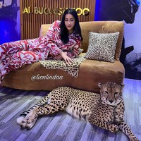 Menikah dengan orang kaya tapi kamu tidak punya gelar pendidikan, Apa yang akan kamu lakukan tanpa gelar pendidikan dan uang? tulis netizen yang kontra. Foto: Instagram Linda Andrade