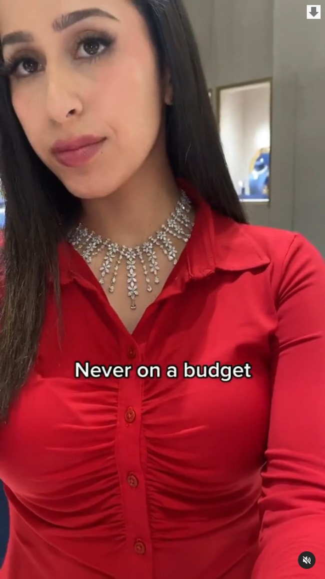 Linda menulis Miliuner yang tidak punya gelar lebih baik dari yang bergelar selagi menunjukkan kunjungan ke kebun binatang pribadi di mana seekor cheetah duduk di kaki suaminya. Foto: Instagram Linda Andrade