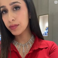 Linda menulis Miliuner yang tidak punya gelar lebih baik dari yang bergelar selagi menunjukkan kunjungan ke kebun binatang pribadi di mana seekor cheetah duduk di kaki suaminya. Foto: Instagram Linda Andrade