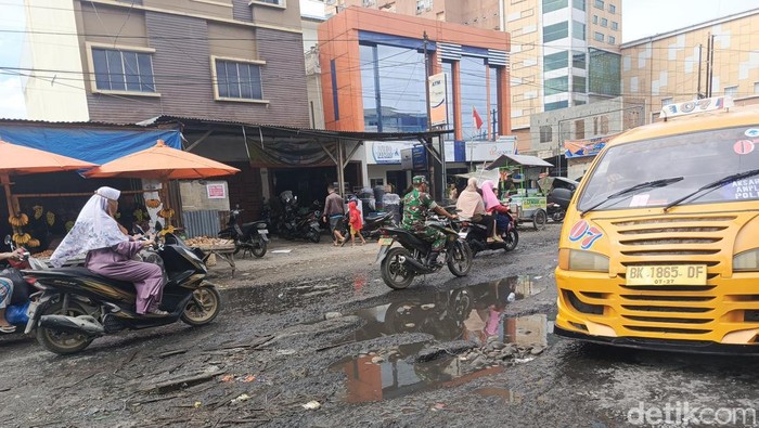 Lubang di Jalan Medan-Batang Kuis, Percut Sei Tuan yang membahayakan pengendara yang melintas. (Farid Achyadi Siregar/detikSumut)
