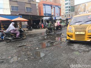 Lubang di Jalan Medan-Batang Kuis Bahayakan Warga