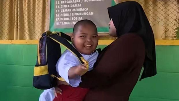 Keterbatasan fisik tidak menurunkan keceriaan Rizky, anak disabilitas yang viral saat dirinya disuapi teman sekolahnya. Yuk, kita bantu Rizky!