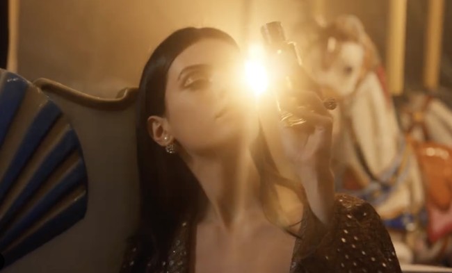 Inilah penampilan May Tager di kampanye parfum La Collection Privee. May tak sendiri karena tampil pula beberapa model wanita. Absen dari penampilan tersebut, Bella Hadid yang didapuk sebagai wajah produk parfum Dior. (Foto: Instagram/@maytager)