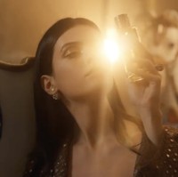 Inilah penampilan May Tager di kampanye parfum La Collection Privee. May tak sendiri karena tampil pula beberapa model wanita. Absen dari penampilan tersebut, Bella Hadid yang didapuk sebagai wajah produk parfum Dior. (Foto: Instagram/@maytager)