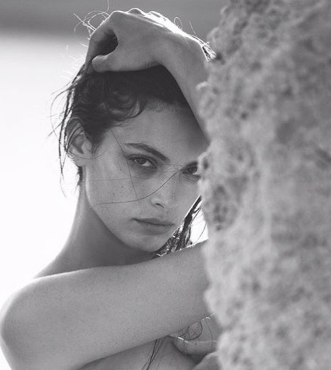 Sorotan tertuju pada model May Tager. Penampilannya di iklan parfum Dior terbaru memicu rumor dirinya menggeser status Bella Hadid sebagai wajah produk wewangian rumah mode Prancis tersebut. (Foto: Instagram/@maytager)